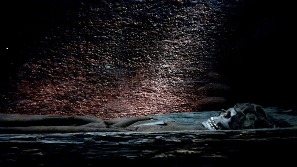 Ved udgravningen af Borum Eshøj i 1875, da fandt man tre af de mest velbevarede oldtidsmennesker vi kender til. Selvom de havde lagt begravet i 3350 år, så havde de stadig rester af hår, negle og tøj på kroppen. De er i dag udstillet på Moesgaard museum, udlånt af nationalmuseet.
Foto: Søren Schousgaard

